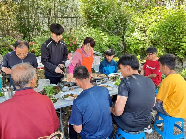 삼겹살을 열심히 구워서 먹기 좋게 앞에 놔주시는 원장님~ 